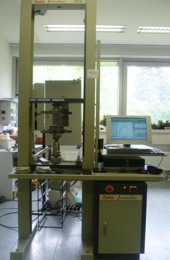 UTB ve Zlíně, Fakulta technologická 30 4 ZKUŠEBNÍ STROJE PRO PŘÍPRAVEK ASTM D 5379 4.