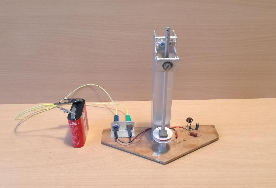 Elektrické kyvadlo Na konci kyvadélka se nachází magnet. Stojí-li magnet nad cívkou, tj. nehýbe-li se obvod se sám nedokáže nastartovat.