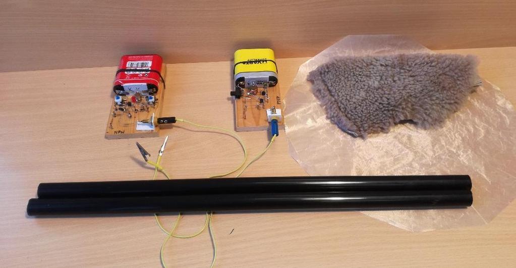 Detektor elektrického pole a malých proudů Známý také jako hra Nikdo není nekonečně odporný je přístroj, který dokáže zesílit velmi malé rozdíly potenciálů nebo velmi malé proudy a rozsvítit žárovku.