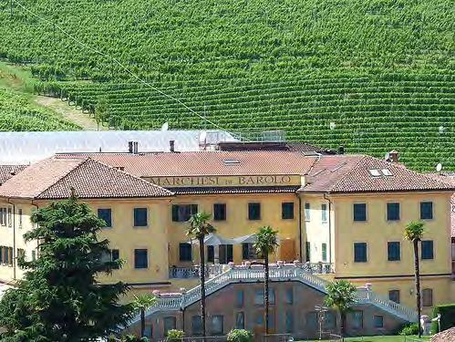 Barolo. Netřeba nic dodávat. Jedno z nejvěhlasnějších italských vín, které se rodí v Piemontu.