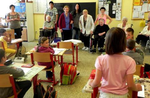 vychovatelství), aby si přímo v terénu vyzkoušeli, jak vypadá práce se seniory.
