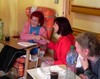 Paní Malinová měla obrovskou radost z dárků, které dostala od pečovatelky Jany