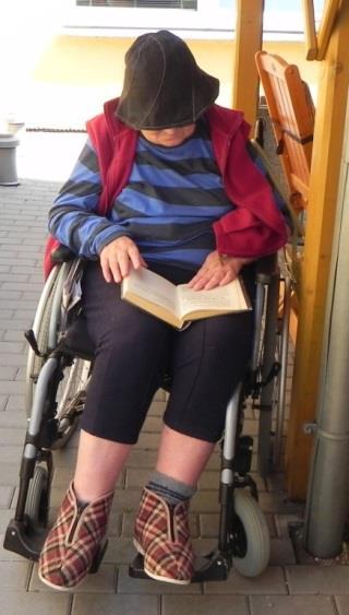 červené muškáty. Tyto nádherně osázené velké truhlíky taktéž zdobí zadní posezení u našeho krbu.