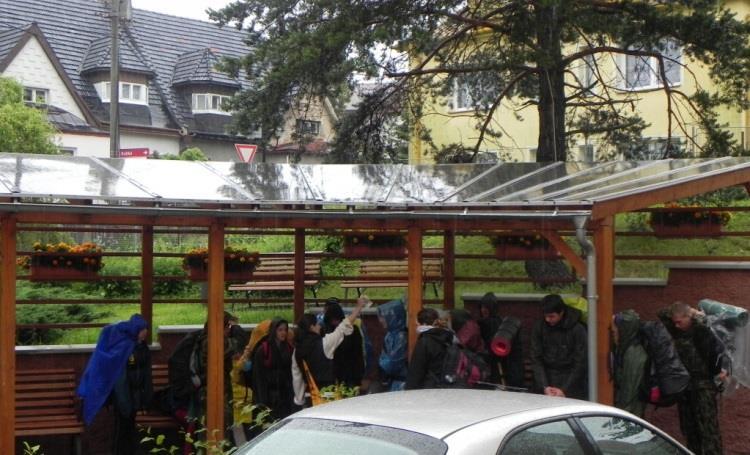 ještě připravili hmatové pytlíky, ve kterých se skrývaly předměty, které k táboření neodmyslitelně patří. Poznávali například knoflíky, zápalky, zubní kartáček a jiné vychytávky.
