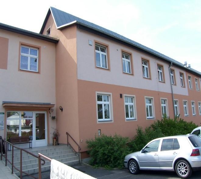 Do zařízení pravidelně dochází praktický lékař a psychiatr.