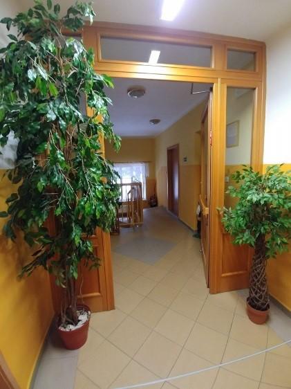 Jednotlivá pracoviště jsou vybavena technologickým zařízením a pracovními plochami tak, aby příprava pokrmů probíhala dle platných hygienických a provozních předpisů.