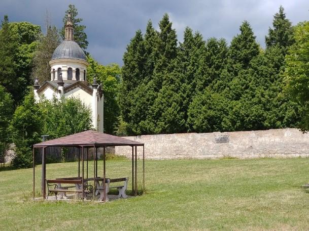 Ze sesbíraných kamenů jsme vytvořili drenáž, abychom zajistili odvod vody od kořenů rostlin, které do budoucna vysadíme. Dále jsme navezli půdu a usadili pár větších kamenů.
