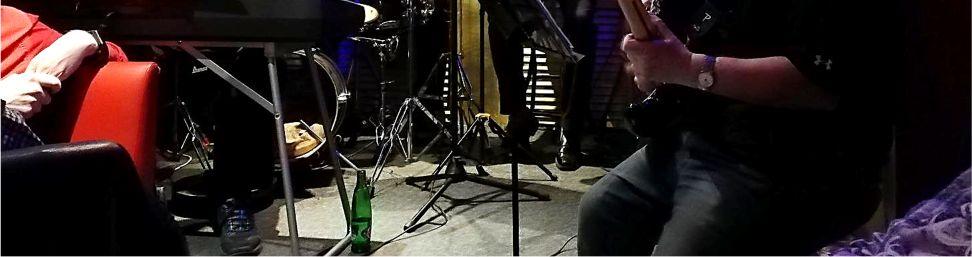 poslouchá jazz. Kapela sdružuje muzikanty z Kladenska, dva jsou přímo ze Bělče (L.