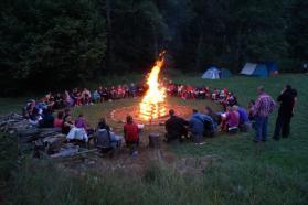 táborníků, takže se řady dospělců podstatně rozrostly. Za soumraku byl zapálen další táborový oheň, u kterého kromě zpěvu proběhla oprava lesní maturity tří maturantů Rumburak, Kristián a Martin Š.