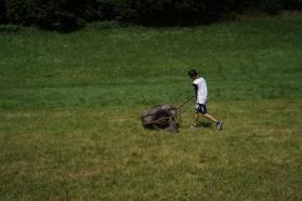 Průchod arénou Po noci, kdy několikrát drobně sprchlo, se ráno opět začalo vyjasňovat a nedělní počasí bylo opět převážně