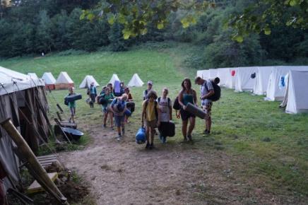 Číslo IV Menhir XVII. Augusta L A.C. Přespání Pondělí jako všechny dny bylo pěkné počasí. Tentokrát se oddíly věnovaly vlastnímu programu.