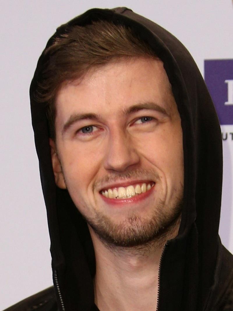 Alan Walker Rodné jméno: Alan Olav Walker Přezdívky: DJ Walkzz, Walkzz Narození: Northampton, Spojené království Žánry: House, Electro house, Synthpop Vydavatel: Mer Musikk, Sony, DM, NCS Alan Walker