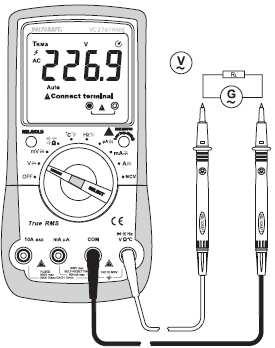 - Obě měřící sondy připojte k měřenému objektu (k baterii, obvodu, atd.). Připojte červenou sondu ke kladnému pólu a černou sondu k zápornému pólu. - Na displeji se ukazuje polarita měření.