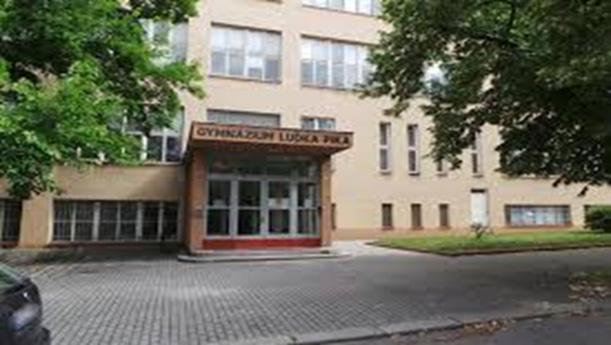 Přítomnost Ministerstva školství a odborného vzdělávání Úvod Existence českých veřejných škol s dvojjazyčnou španělskou sekcí podporuje úzkou spolupráci mezi Ministerstvem školství Španělska a