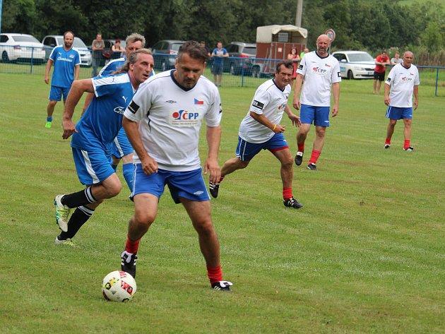 Bývalé fotbalové hvězdy se představily v Dešenicích Dešenice V sobotu se v rámci pouťových oslav obce odehrálo v Dešenicích přátelské utkání mezi domácím Startem a výběrem Internacionálů ČR.
