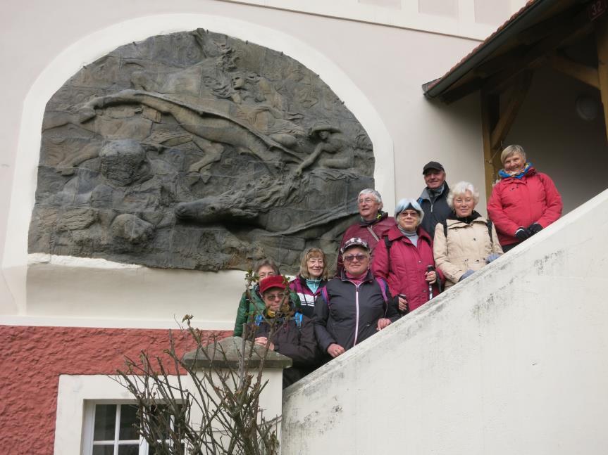 DEN PAMÁTEK A HISTORICKÝCH SÍDEL 13.4.2019 Výlet turistů KČT České Budějovice na Táborsko. Vlakem a autobusem jsme dorazili do zastávky Červený Újezd, následovala cesta 0,5 km do obce.