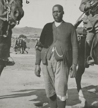 Příloha č. 23 Enoch Mgijima krátce po svém zadržení v Bulhoeku. Zdroj: [http://www.