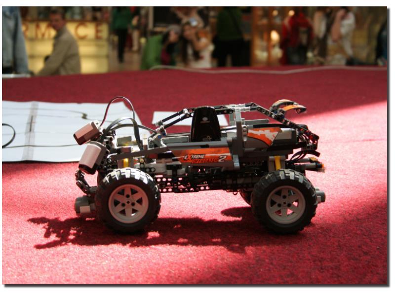 Stavebnice MindStorms Obr. 8 Offrroader robot do terénu Možností je samozřejmě podstatně více, a bude jen na vás, po jaké konstrukci sáhnete.