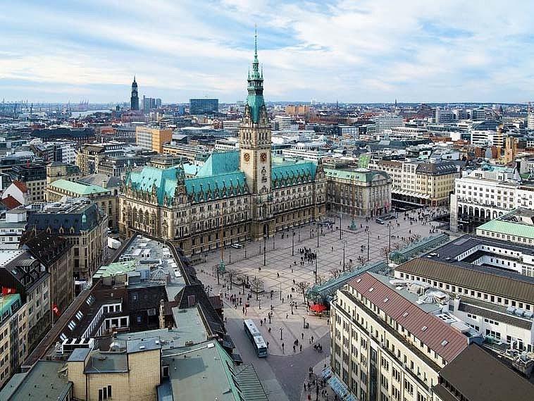 Uvnitř se nachází pět obrovských obrazů zobrazující historii Hamburku v období od roku 800 do 1900. - Prohlídky pouze s jejich průvodcem.