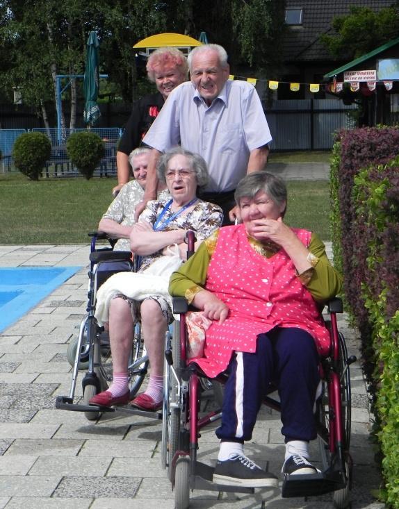 Náš první obdiv patřil blankytně modré hladině velkého bazénu. Voda voněla létem, prázdninami a odpočinkem.
