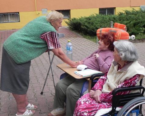 Užíváme si tak zároveň i teplých letních přiměly přijít za vámi na návštěvu. Hned se začalo povídat a zpívat.