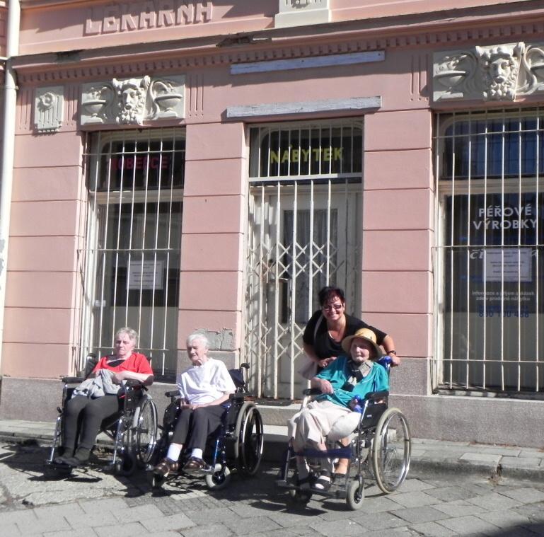Procházka vzpomínkami Tahle krásná procházka jakoby doslova protínala pomyslnou osu vzpomínek paní Krusové. Šňůrka historie se začala odvíjet u domu bývalé lékárny, kde pracovala a také bydlela.