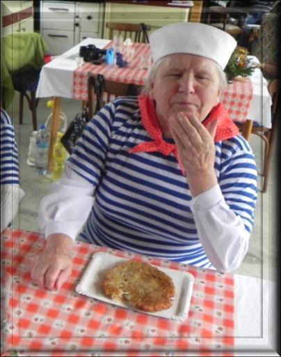 lodi do Tryjany, pluj lodi do Malagy... Nakonec kapitáni z Budišova rozdali všem námořníkům dárky.