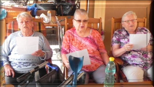 Zpívali jsme písničky, z nichž hlavní doménou byl cikán, černý cikán, povídali jsme si o naší