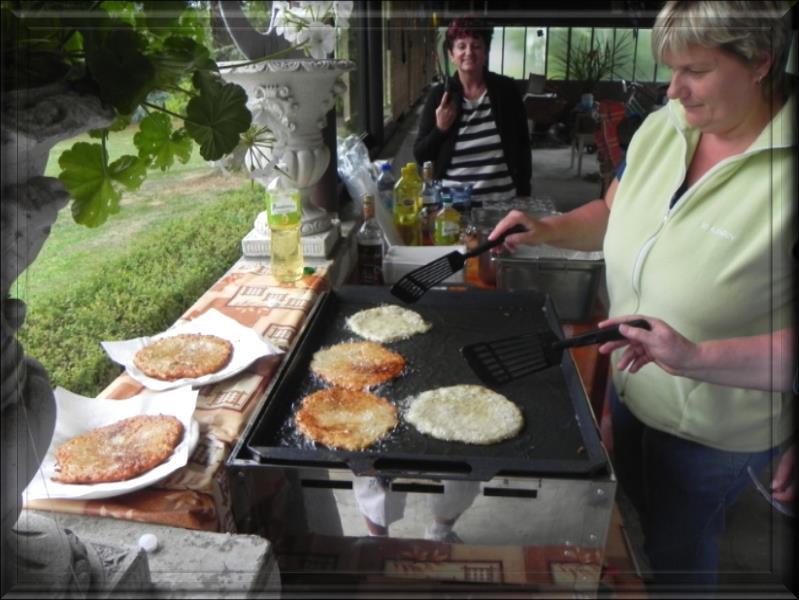 Ze surovin pak vejce, cibule, česnek, mouka, majoránka, sůl,