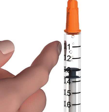 27 nebo 29G) s nasazeným ochranným víčkem na naplněnou injekční stříkačku, zamáčkněte ji a pootočte jí na kónusu injekční stříkačky
