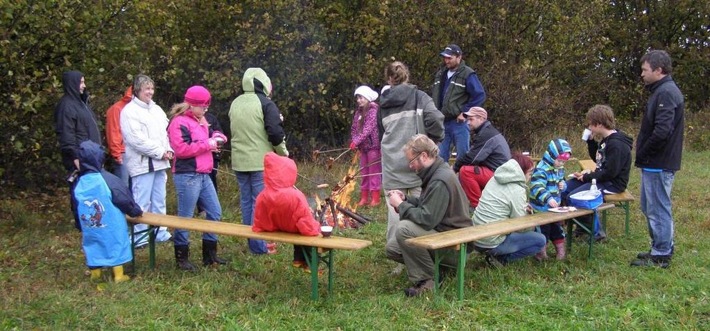 Ale komu se podařilo dostat draka do bezpečné výšky, v klidu si krátil nudu pozorováním ostatních snažících se soutěžících. Sladký bonbón a upečený buřtík byl odměnou pro všechny zúčastněné.