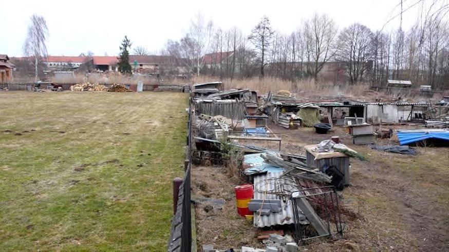 Obr. 34 Tradičním zdrojem povodňového spláví, které může při povodni ucpat úzká místa vodních toků, jsou skládky řeziva, řezaného dříví a různých odplavitelných předmětů a nepořádků v nivách v obcích.