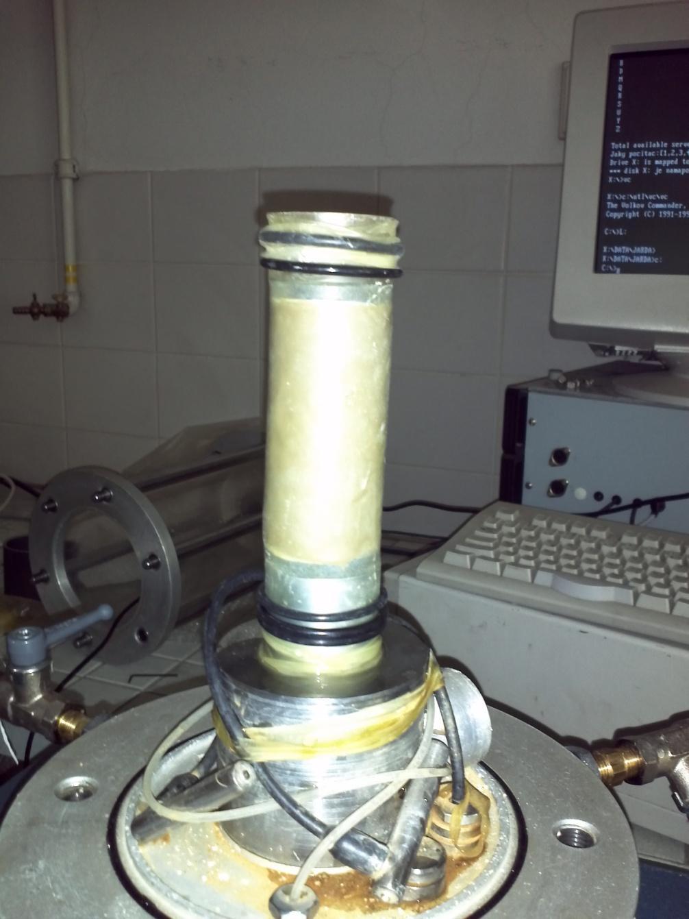 Obr. 6.8. Osazený vzorek výšky 76 mm. 6.2.4 Sycení a konsolidace vzorku Po osazení vzorku do triaxiálního přístroje nasadíme komoru a připevníme pomocí šroubů.