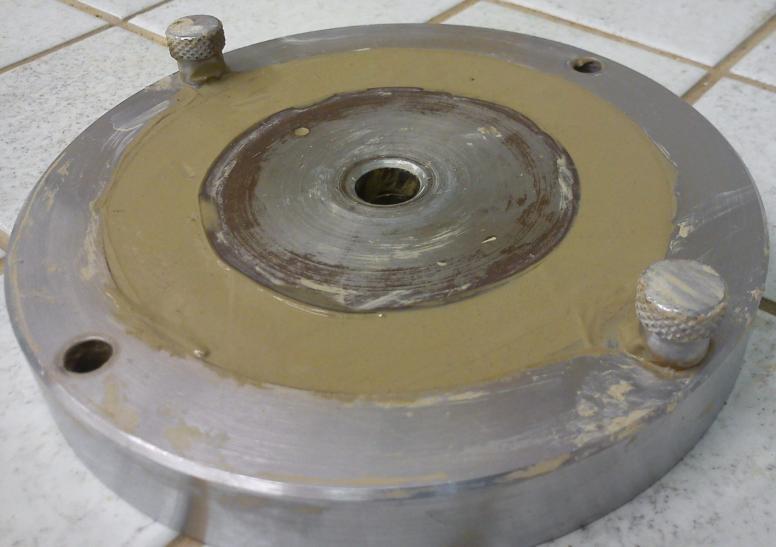 6.3.2 Metodika zkoušky Typ zkoušky prováděný v rotační smykové krabici je nazýván Single stage test procedure. Použitým materiálem byla rekonstituovaná zemina, jejíž příprava je popsána v kapitole 6.