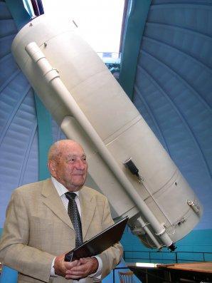 o průměru hlavního zrcadla 2 metry, který je umístěn na observatoři Astronomického ústavu AV ČR v Ondřejově. Luboš Perek je čestným členem České astronomické společnosti.