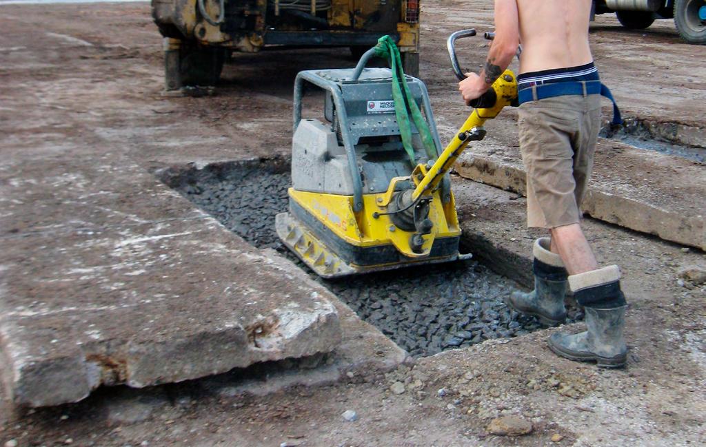Spodní foto: Výměna poškozených panelů na