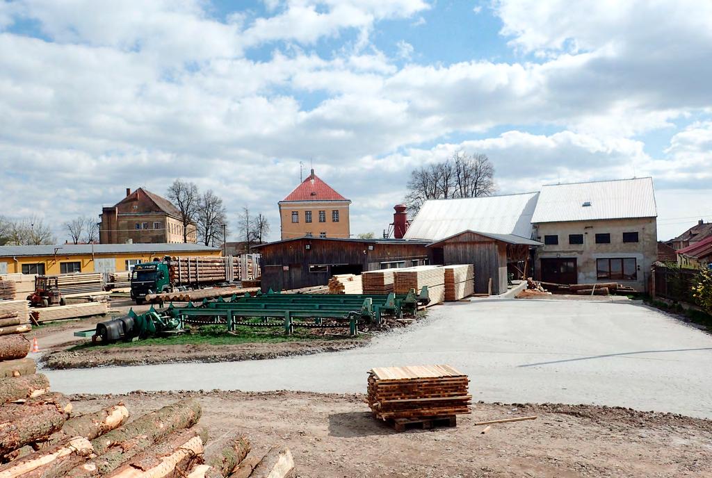 přesným výškovým napojením a spádováním ploch a