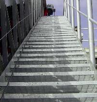 MEASTEP XXL schodišťové mřížové MEASTEP XXL schodišťové rošty vzdáleností opěr až 3000 mm MEASTEP XXL schodišťové mřížové rošty musí podle záruky jakosti RAL-GZ 638 na své nástupní hraně přenášet