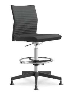 Die Stühle der Serie Element zeichnen sich aus durch ihr raffiniertes Design, welches durch die auffallende Gestaltung der Rückenpolsterung besonders