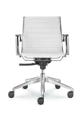 FLY 36 With its wide variety of work, conference and relaxation chairs, the Fly collection combines upholstery, chrome parts and