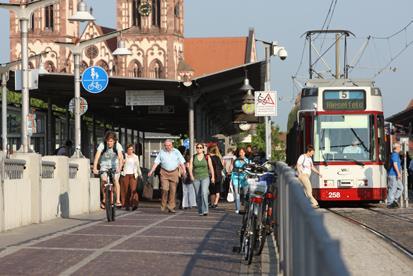 Definice Plán udržitelné městské mobility (SUMP) Je strategickým plánem, jehož cílem je uspokojit potřeby pohybu ve městech při