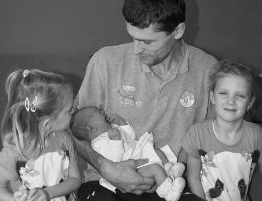 Další přírůstek do rodiny. Jakubu Blažkovi se narodil syn Eliáš Na malého brášku u Blažkových doma ve Slavkově netrpělivě čekaly jeho starší sestry šestiletá Amálka a ozálie, která má tři a půl roku.