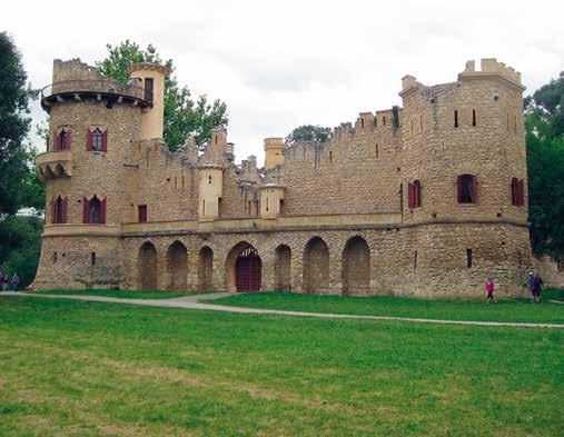 Zámek stojí na místě středověkého hradu. V letech 1845 1858 proběhla přestavba v duchu anglické novogotiky, architekty byli Georg Wingelmüller Johann Heinrich.