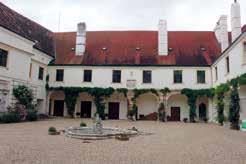 Hohenau V Hohenau se jméno Lichtenštejn objevuje poprvé v roce 1340. Hrad zmíněný již v roce 1359 byl v roce 1402 zničen, ale následně byl vždy znovu obnovován.