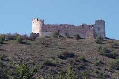 z Lichtenštejna do vlastnictví panství Falkenstein a v letech 1379 80 toto opevnění rozšířil. V roce 1395 se zmiňuje pevnost v Mistelbachu.