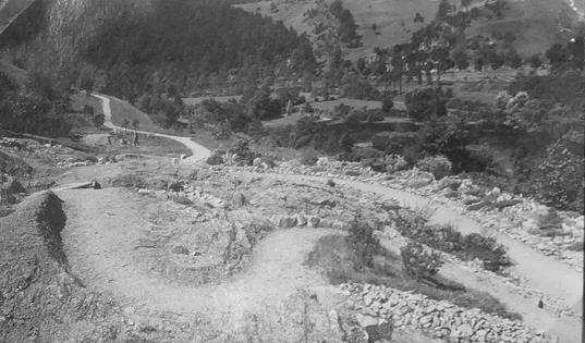 Obr. 7 Pohled z vrcholové partie alpina do krajiny, zdroj Album fotografií zámecké zahrady a alpina cca z let 1906 1938 (Licht-Bilder H.
