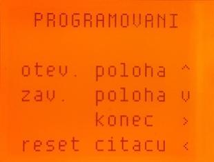 4.3. Učení mezních poloh 4.3.1 Vstup do menu Po připojení napájecího napětí (otočení spínacím klíčkem na krabici zařízení) stiskni do 10 vteřin ESC+šipka doprava.