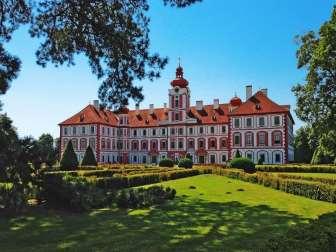 Navštívíme zámek v Mnichově Hradišti, Loretu v Kosmonosech, románský