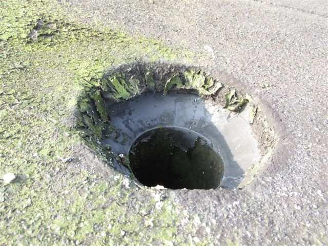 2.5.6. Odvodnění střechy Každá plocha střechy nad vchodovou sekcí je odvodněna jedním střešním vtokem (foto /21, 22/).