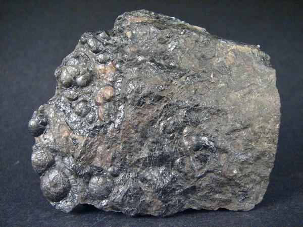 Jáchymov, kde se vyskytuje až 74 minerálních druhů. Z ekonomického hlediska jsou nejvýznamnějšími minerály uranu, které tvoří jeho hlavní rudy oxidy uraninit (UO 2 ) a smolinec (známý jako U 3 O 8 ).
